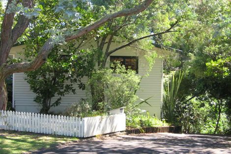 Photo of property in 8 Idyll Place, Northcross, Auckland, 0632