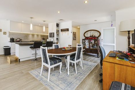 Photo of property in 4 Standish Place, Bayview, Auckland, 0629