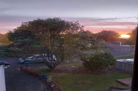 Photo of property in 2/28 Lochend Place, Highland Park, Auckland, 2010