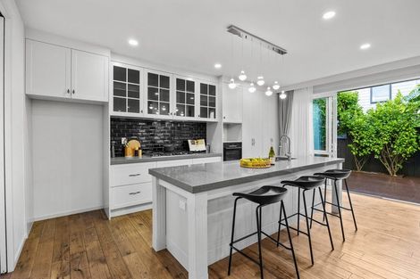 Photo of property in 4b Hilton Close, Fairview Heights, Auckland, 0632