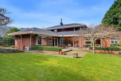 Photo of property in 10 Karaka Grove, Waikanae, 5036