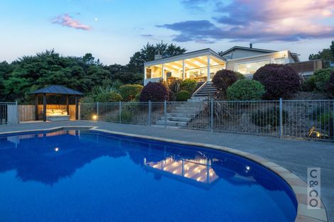 Photo of property in 10 Kaipara View Road, Helensville, 0875