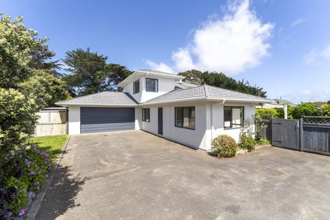 Photo of property in 9 Caughley Place, Otaki Beach, Otaki, 5512