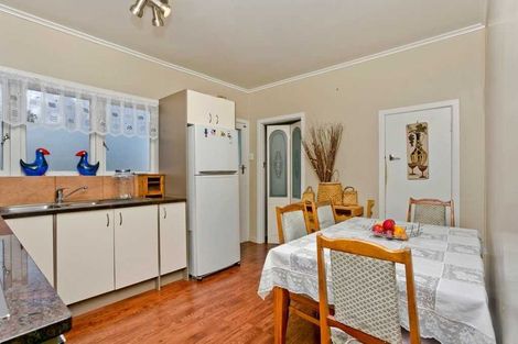 Photo of property in 57 Yeovil Road, Te Atatu Peninsula, Auckland, 0610