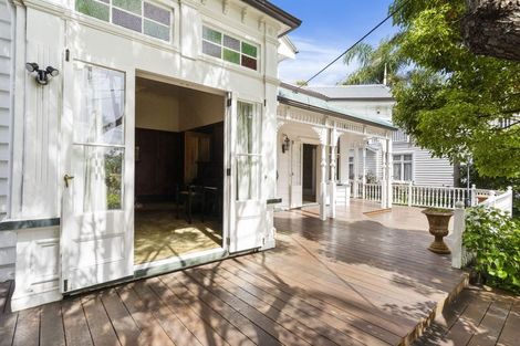 Photo of property in 5 Queen Street, Northcote Point, Auckland, 0627