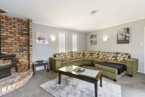 Photo of property in 27 Blanes Road, Weymouth, Auckland, 2103