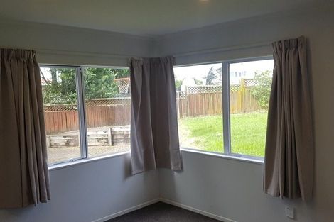 Photo of property in 60 Lagoon Way, West Harbour, Auckland, 0618