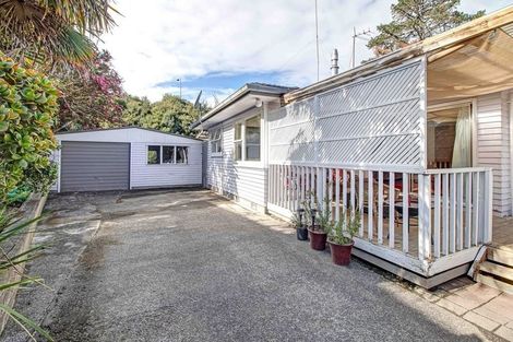 Photo of property in 49 Totaravale Drive, Totara Vale, Auckland, 0629