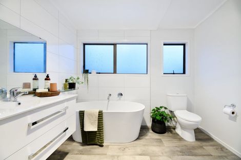 Photo of property in 5 Tatyana Place, Massey, Auckland, 0614