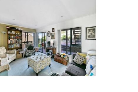Photo of property in 4 Forbes Lane, Newlands, Wellington, 6037