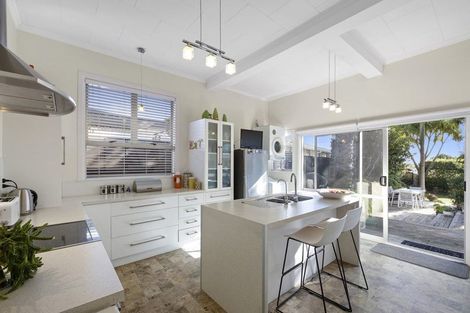 Photo of property in 249 Courtenay Street, Strandon, New Plymouth, 4312