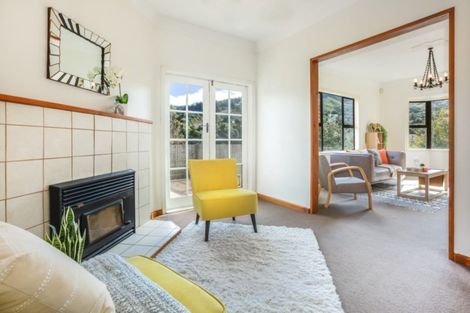 Photo of property in 19a Lyndhurst Road, Tawa, Wellington, 5028