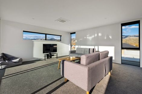 Photo of property in 33 Stratford Drive, Mount Pisa, Cromwell, 9383