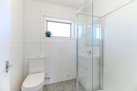 Photo of property in 2/54 Ayton Drive, Totara Vale, Auckland, 0629