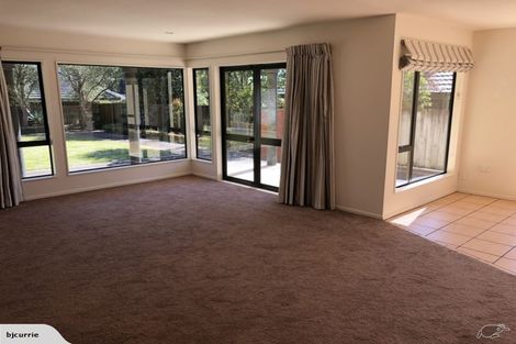 Photo of property in 32 Kilkenny Place, Fitzherbert, Palmerston North, 4410