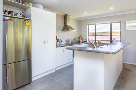 Photo of property in 6 Mcewen Crescent, Riverstone Terraces, Upper Hutt, 5018