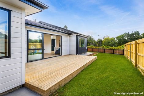 Photo of property in 9 Mcindoe Road, Kumeu, 0810