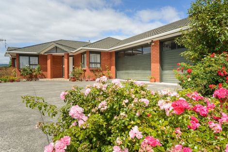 Photo of property in 27 Rosebank Avenue, Kelvin Grove, Palmerston North, 4414