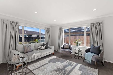 Photo of property in 37 Breaker Grove, Waiuku, 2123