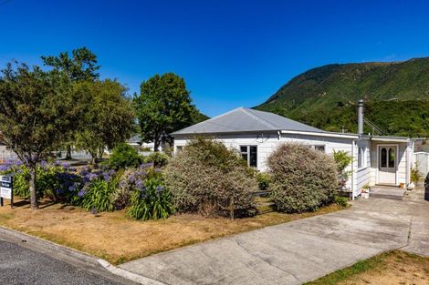 Photo of property in 65 Broadway, Picton, 7220