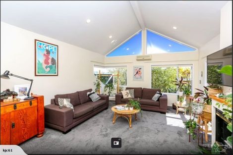 Photo of property in 7 Sequoia Grove, Merrilands, New Plymouth, 4312