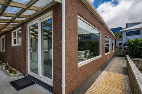 Photo of property in 18 Dargle Way, Island Bay, Wellington, 6023