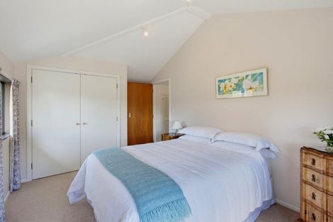 Photo of property in 10 Karaka Grove, Waikanae, 5036