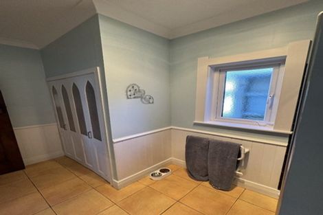 Photo of property in 16 Hungerford Road, Lyall Bay, Wellington, 6022