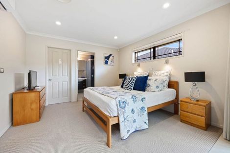 Photo of property in 16 Erceg Way, Rosehill, Papakura, 2113