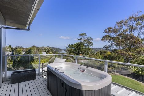 Photo of property in 201 Whangaparaoa Road, Red Beach, 0932