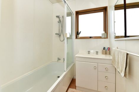 Photo of property in 16 Kaipara Crescent, Helensville, 0800