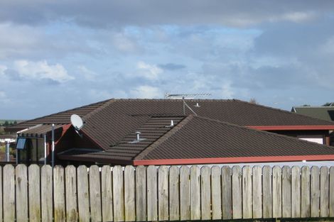 Photo of property in 35 Channing Crescent, Botany Downs, Auckland, 2010