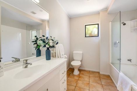 Photo of property in 11 Felicity Place, Unsworth Heights, Auckland, 0632