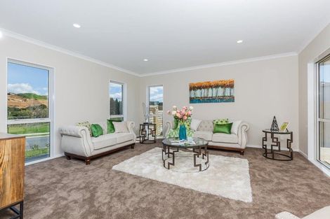 Photo of property in 18 Syd Grant Crescent, Orewa, 0931