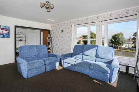 Photo of property in 1 Booth Crescent, Tuakau, 2121