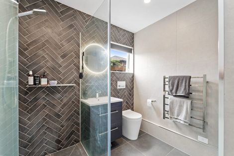 Photo of property in 2/18 Parr Terrace, Castor Bay, Auckland, 0620