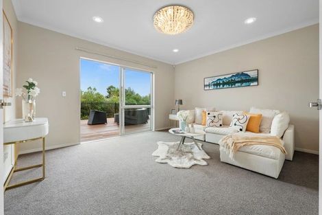 Photo of property in 5 Iwinuku Crescent, Wattle Downs, Auckland, 2103