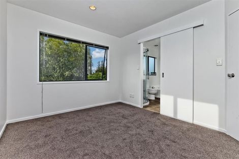 Photo of property in 1/5 Kilham Avenue, Northcote, Auckland, 0627