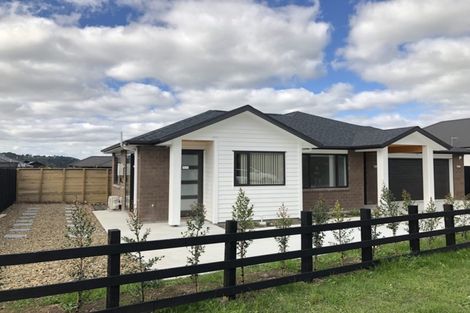 Photo of property in 19 Grove Way, Riverhead, 0820