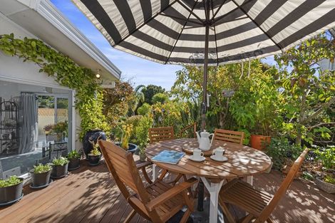 Photo of property in 2/3 Tiri View Place, Waiake, Auckland, 0630