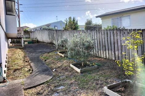 Photo of property in 1/84 Totaravale Drive, Totara Vale, Auckland, 0629