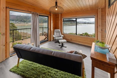 Photo of property in 127 Queen Charlotte Drive, Havelock, Picton, 7281