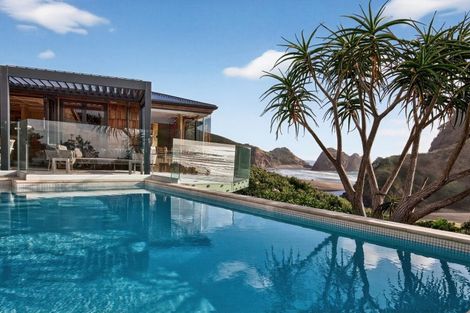 Photo of property in 24 Garden Road, Piha, 0772