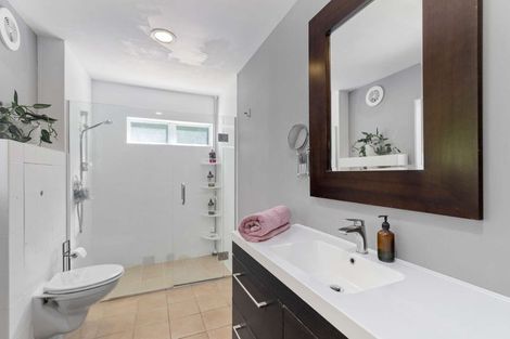Photo of property in 1 Dorothy Road, Laingholm, Auckland, 0604