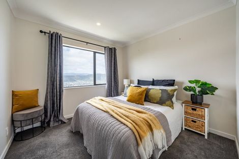 Photo of property in 8 Poto Road, Normandale, Lower Hutt, 5010