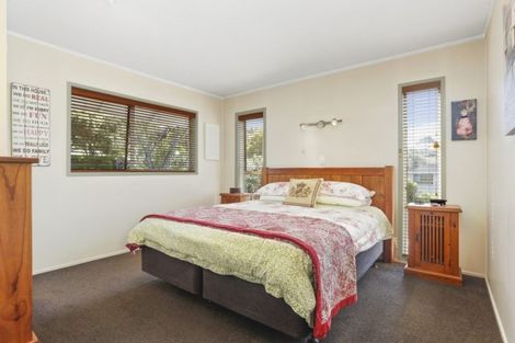 Photo of property in 8 Valdese Rise, Browns Bay, Auckland, 0630