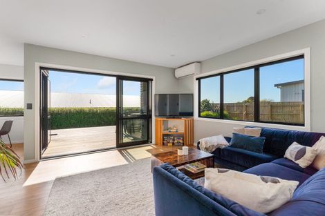 Photo of property in 10 Karearea Avenue, Waikanae, 5036