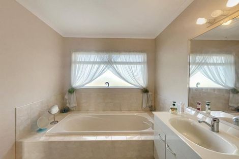 Photo of property in 8 Hollinger Place, Nawton, Hamilton, 3200