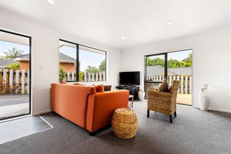 Photo of property in 15a Rixon Place, Te Atatu Peninsula, Auckland, 0610