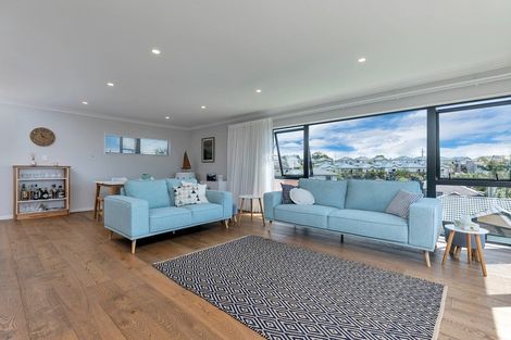 Photo of property in 29 Bernleigh Terrace, West Harbour, Auckland, 0618